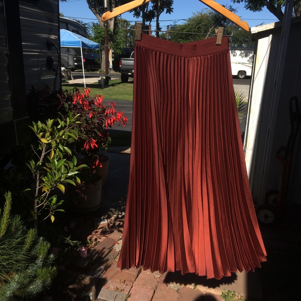 h&m accordion pleated skirt